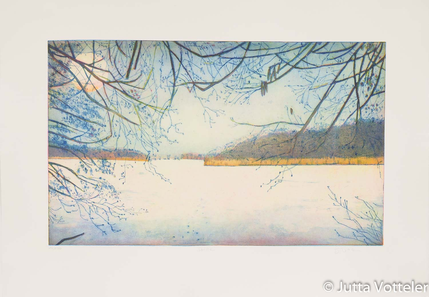 Farbradierung von Jutta Votteler -Stille- ein zugefrorener See im Winter, durch ein Geflecht kahler Äste fällt der Blick auf die weiße Eisfläche, dahinter goldenes Schilf und ein bewaldeter Hügel im blauen Dämmerlicht. 
