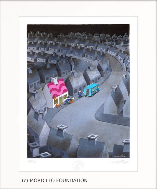 Pigmentdruck von Mordillo -The Individualist- Hunderte identischer grauer Häuser und mittendrin eines mit einem leuchtend pinken Wellendach. Davor: ein Polizeiwagen.