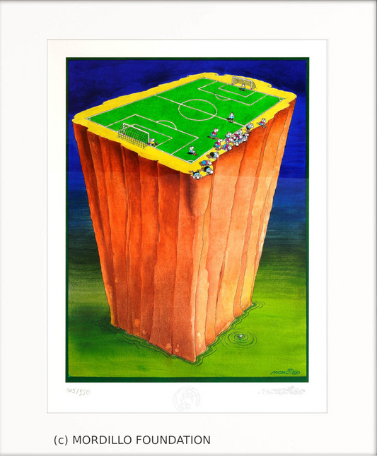Pigmentdruck von Mordillo -The Lost Ball- ein Fußballfeld auf einem hohen Felsen, der Ball liegt außerhalb des Feldes ganz unten auf dem Boden.