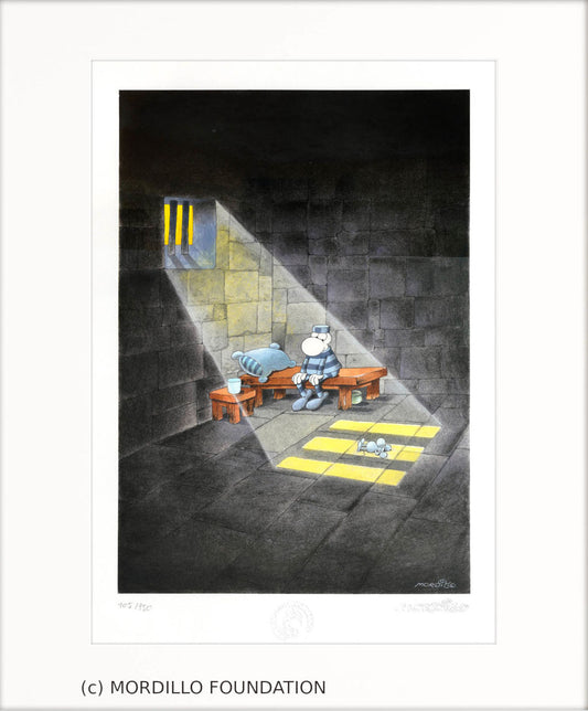 Der Pigmentdruck von Mordillo -The Optimist- zeigt einen Häftling der nachdenklich eine Maus betrachtet, die sich entspannt auf dem Steinboden der Zelle sonnt. 