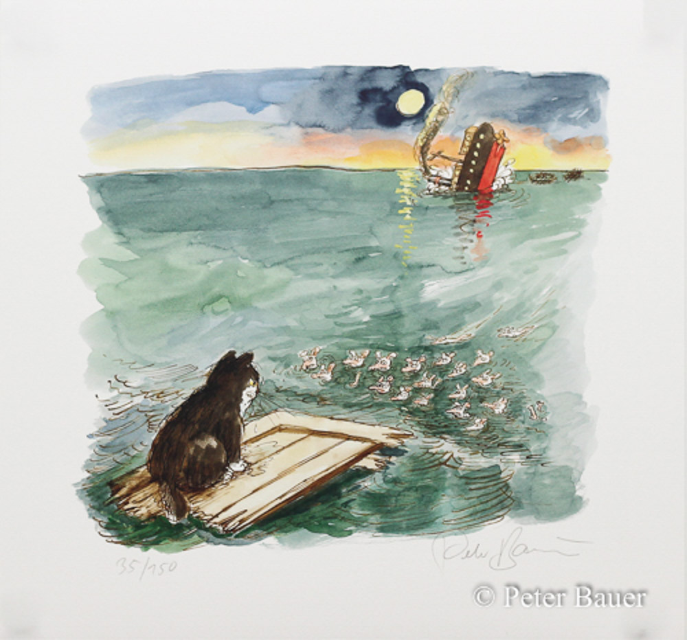 Fine-Art-Print von Peter Bauer -Floß- zeigt eine schwarze Katze, die allein auf einem Holzfloß treibt – im Hintergrund versinkt ein großes Schiff im dämmrigen Meer, im Wasser ringsum wimmelt es von Mäusen, die sich nicht auf das Floß trauen.