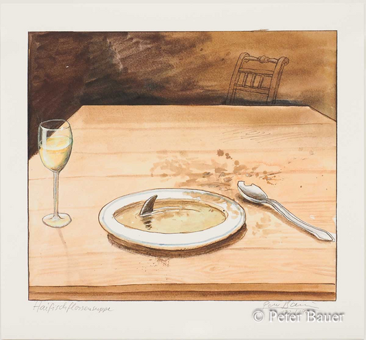 Der Fine-Art-Print von Peter Bauer Haifischflossensuppe zeigt einen gedeckten Tisch mit einem Suppenteller, aus dem eine Haifischflosse ragt – der Löffel liegt angebissen daneben.