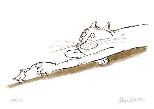 Fine-Art-Print von Peter Bauer mit Katze, die sich lang macht und genüsslich eine Kralle nach einem kleinen Vogel ausstreckt – der völlig unbeeindruckt wirkt.