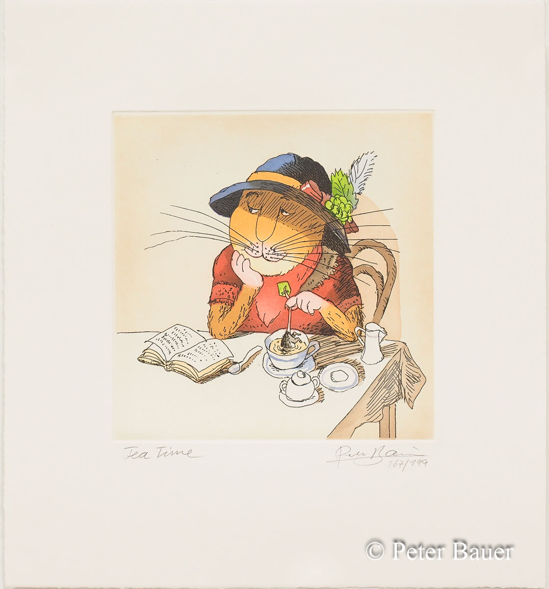 Die Radierung -Teatime- von Peter Bauer zeigt eine Katze in rotem Pullover und blauem Hut, die an einem gedeckten Tisch sitzt und dabei in ein aufgeschlagenes Buch schaut – während sie eine Maus als Teebeutel in der Tasse rührt