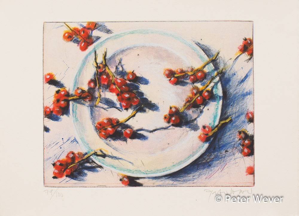 Radierung von Peter Wever -Johannisbeeren- rote Johannisbeer-Rispen liegen verstreut über und um einen weißen Teller, die leuchtenden Beeren setzen kräftige Farbakzente, während expressive blaue Schatten das Werk beleben.