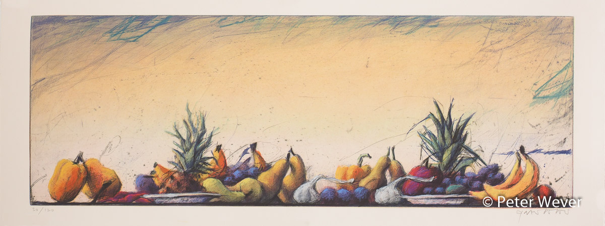 In „Obst Panorama“ breitet Peter Wever einen ganzen Erntereichtum über ein langes Querformat aus: Zwei Ananas ragen über Weintrauben, Birnen, Bananen, Pflaumen und Pfirsiche hinaus, alles in einer langen, fast prozessionalen Reihe vor einem warmen Cremegold-Grund. 