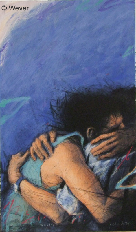 In „Umarmung in Blau“ zeigt Peter Wever zwei Personen, die sich fest umschlungen halten – die Hände ineinandergreifend, die Gesichter nah beieinander, ganz versunken in diesem Moment der Nähe. Ein tiefes Kobaltblau aus Acrylfarbe füllt fast das gesamte Hochformat und umhüllt die Figuren