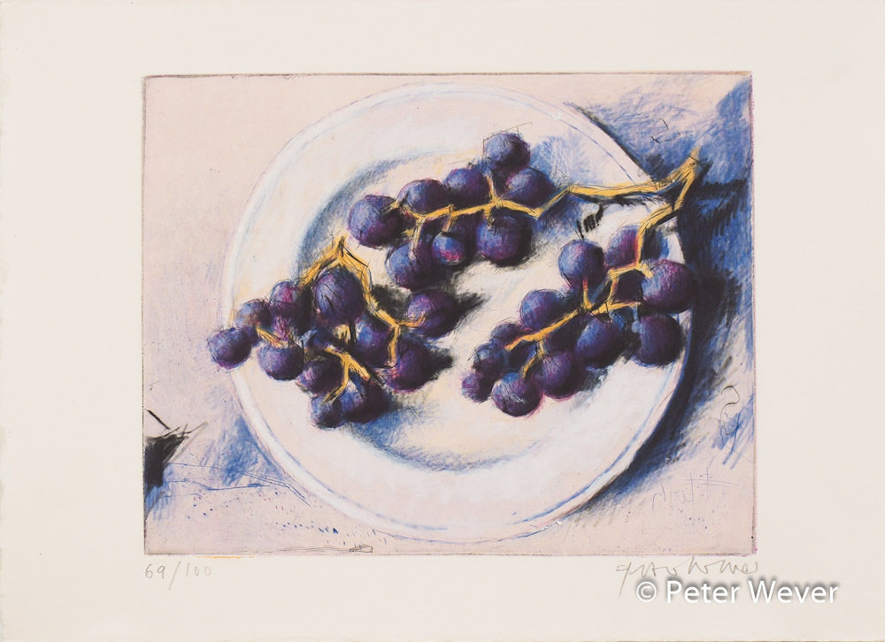 Radierung von Peter Wever -Weintrauben- eine Traube dunkler Weinbeeren liegt auf einem weißen Teller, die Beeren in sattem Blau-Violett, die Stiele goldockerfarben, die wie leuchtende Adern durch das Blau ziehen.
