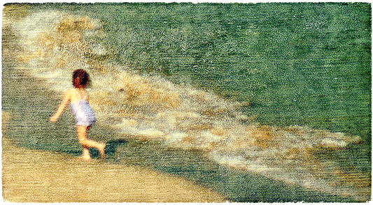 Foto-Mischtechnik von SPOXO -Die Welle- Ein Kind läuft vor einer heranrollenden Welle, ein flüchtiger Moment voller Leichtigkeit und Kindheitsfreude.