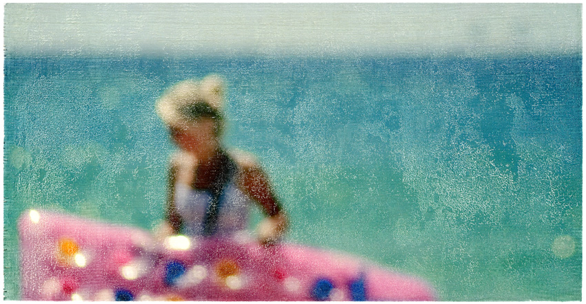 Foto-Mischtechnik von SPOXO -Ein Weg dicke Luft zu ertragen- Eine Frau mit Sonnenbrille trägt pinke Luftmatratze – das türkisblaue Meer füllt den gesamten Hintergrund. 