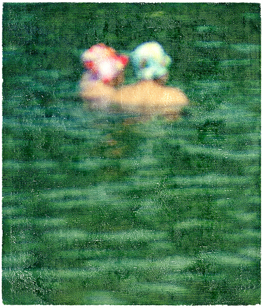 Foto-Mischtechnik von SPOXO -Fischerhut tut immer gut- Zwei Figuren mit bunten Fischerhüten – rot und türkis – stehen bis zu den Schultern im satten Grün des Wassers. Das Motiv strahlt pure Sommerseligkeit aus: kein Horizont, kein Ufer, nur Wasser und dieser eine unbeschwerte Moment.