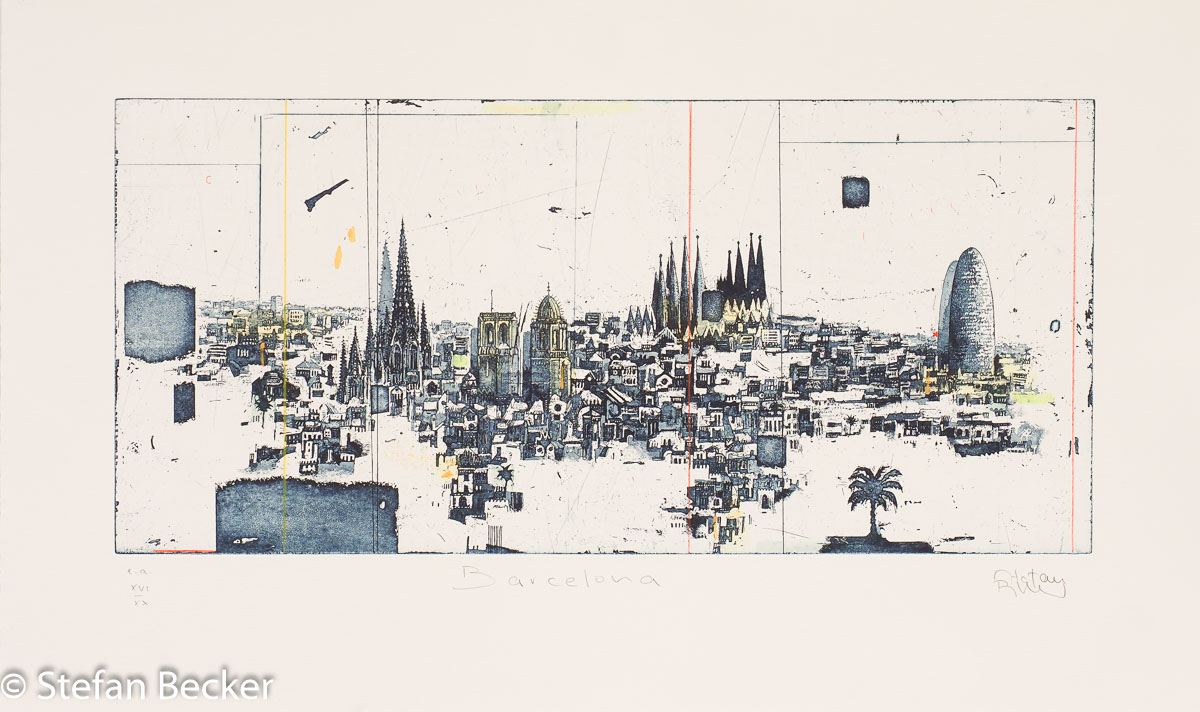 Barcelonas Skyline im Querformat von Stefan Becker versammelt Sagrada Família, Kathedrale, Torre Agbar mit zarten Farbakzenten in Gelb, Orange, Grün.
