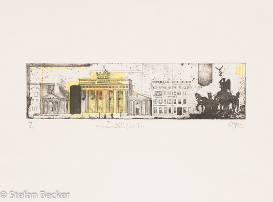 Radierung von Stefan Becker -Berlin Brandenburger Tor- im Querformat, schwarz-weiß-grau mit gelben Farbakzenten.