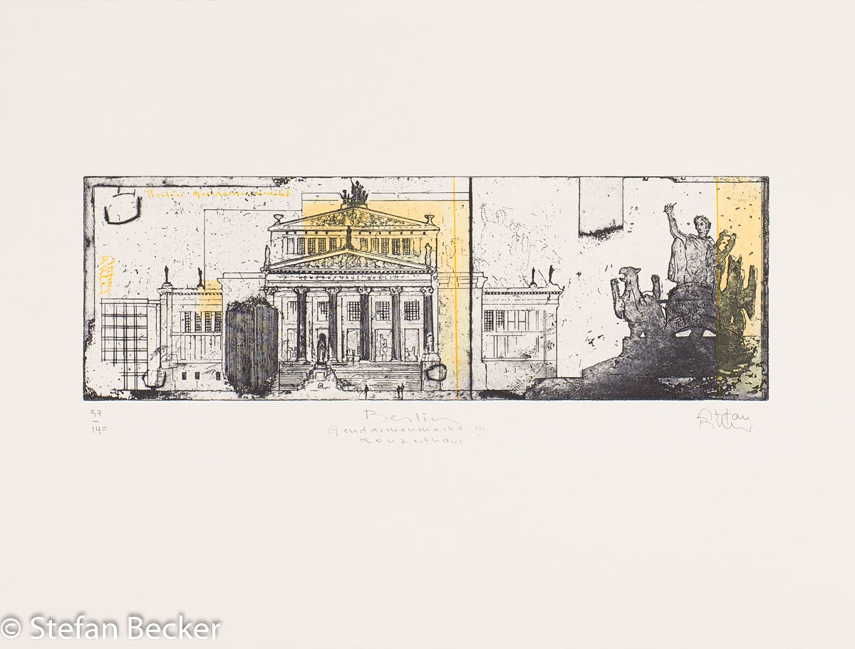 Radierung von Stefan Becker mit Konzerthaus am Gendarmenmarkt – Portikus, Säulen, Skulptur mit gelben Farbakzenten.