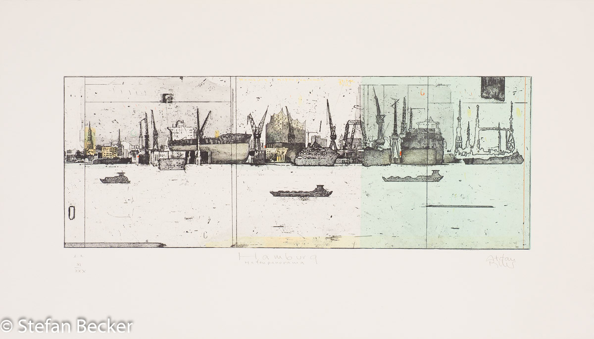 Schwarz-weiß-grüne Radierung ovn Stefan Becker -Hamburg Hafenpanorama- zeigt Hafenkräne, Containerschiffe, die Silhouette der Elbphilharmonie.