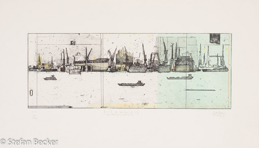 Schwarz-weiß-grüne Radierung ovn Stefan Becker -Hamburg Hafenpanorama- zeigt Hafenkräne, Containerschiffe, die Silhouette der Elbphilharmonie.