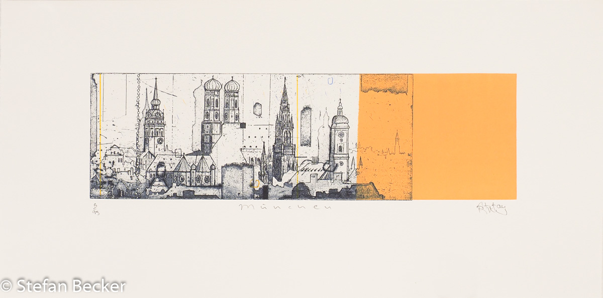 Radierung von Stefan Becker -München 4- mit Silhouetten der Frauenkirche, Peterskirche, Neues Rathaus und Theatinerkirche im Querformat mit gelbem Farbakzent.