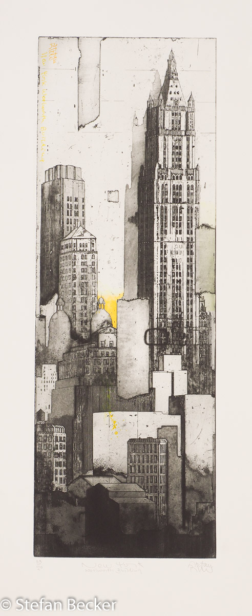 Radierung von Stefan Becker -New York Woolworth Building- im Hochformat in schwarz-weiß mit gelben Farbakzenten.