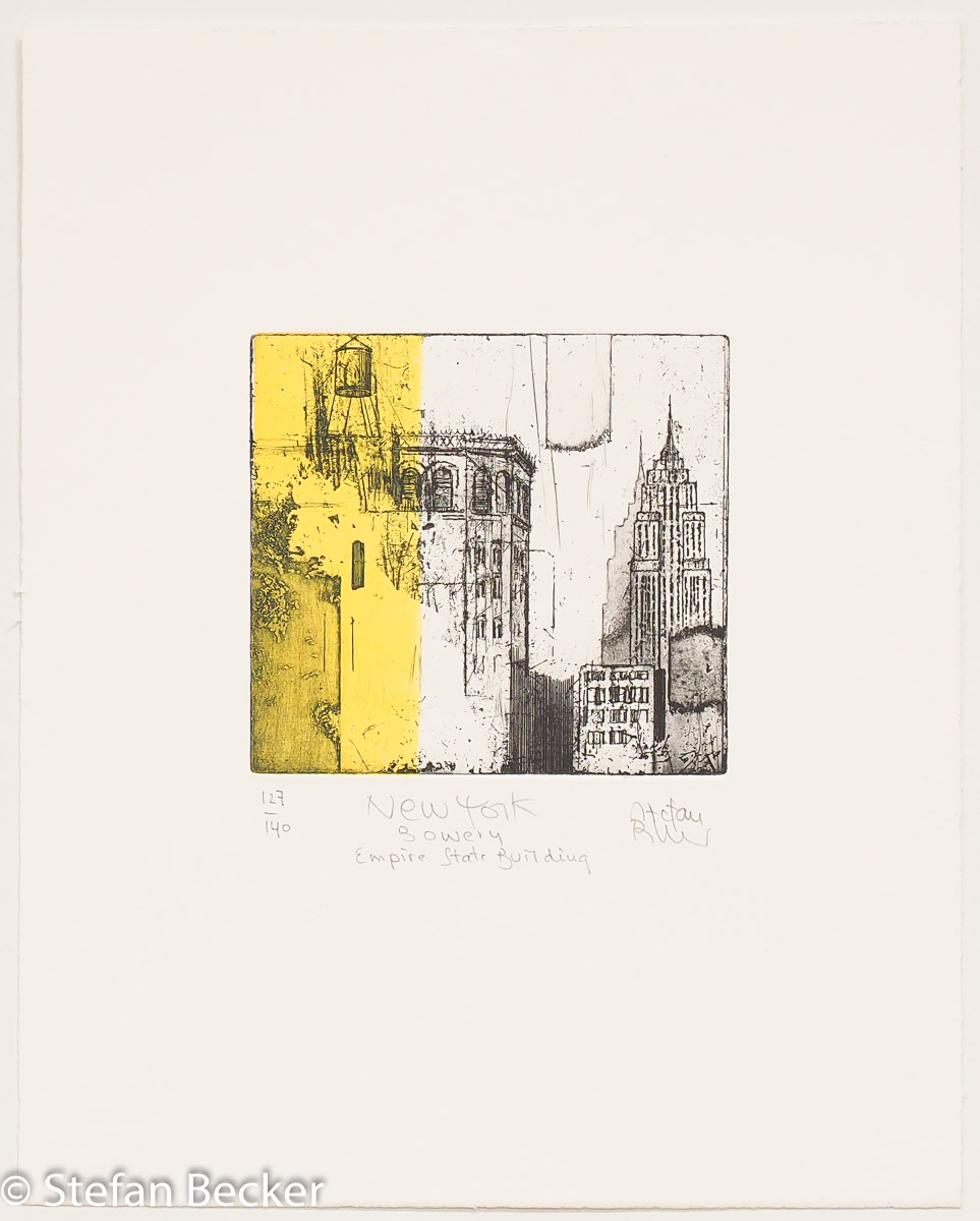 Radierung von Stefan Becker -New York Bowery- mit einem Wasserturm auf dem Dach, ein historisches Gebäude mit Feuerleiter, und im Hintergrund das Empire State Building.