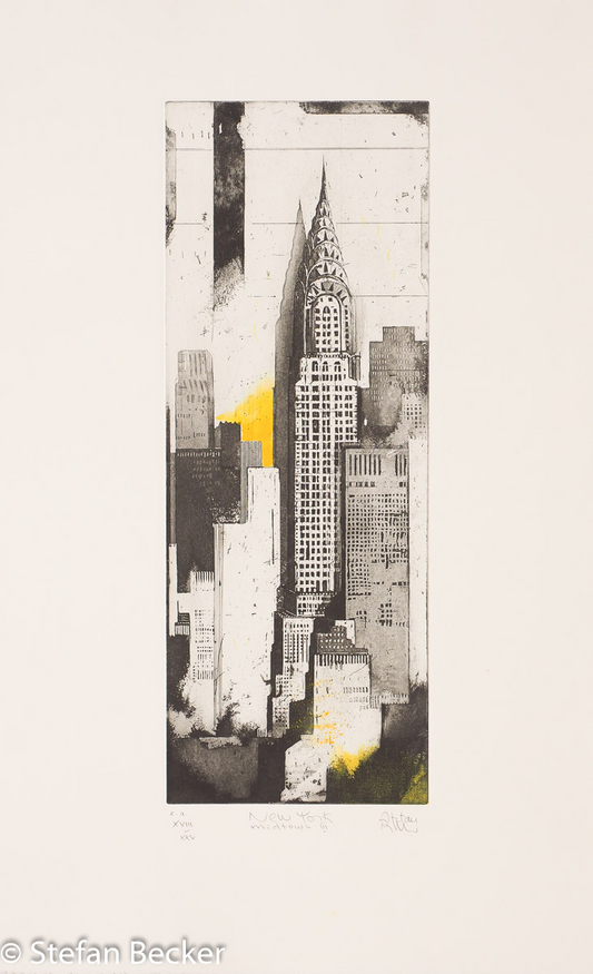 Stefan Becker Radierung -Midtown III- Chrysler Building steht im Zentrum der hochformatigen Radierung und erhebt sich über die dichte Kulisse Midtown Manhattans.