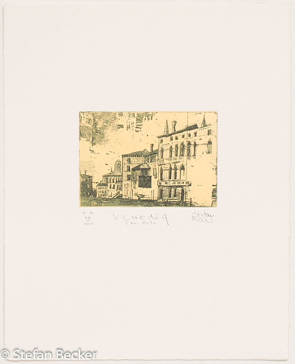 Radierung von Stefan Becker mit Kirchenfassade, Palazzi, und venezianischen Platz in warmem Ockerton.
