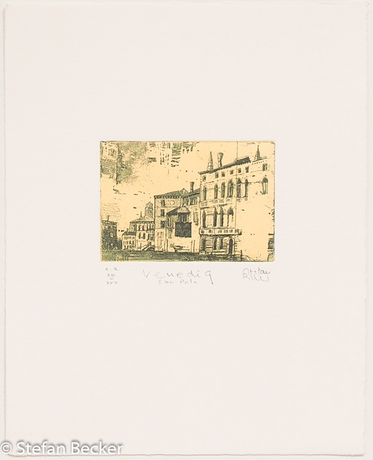 Radierung von Stefan Becker mit Kirchenfassade, Palazzi, und venezianischen Platz in warmem Ockerton.