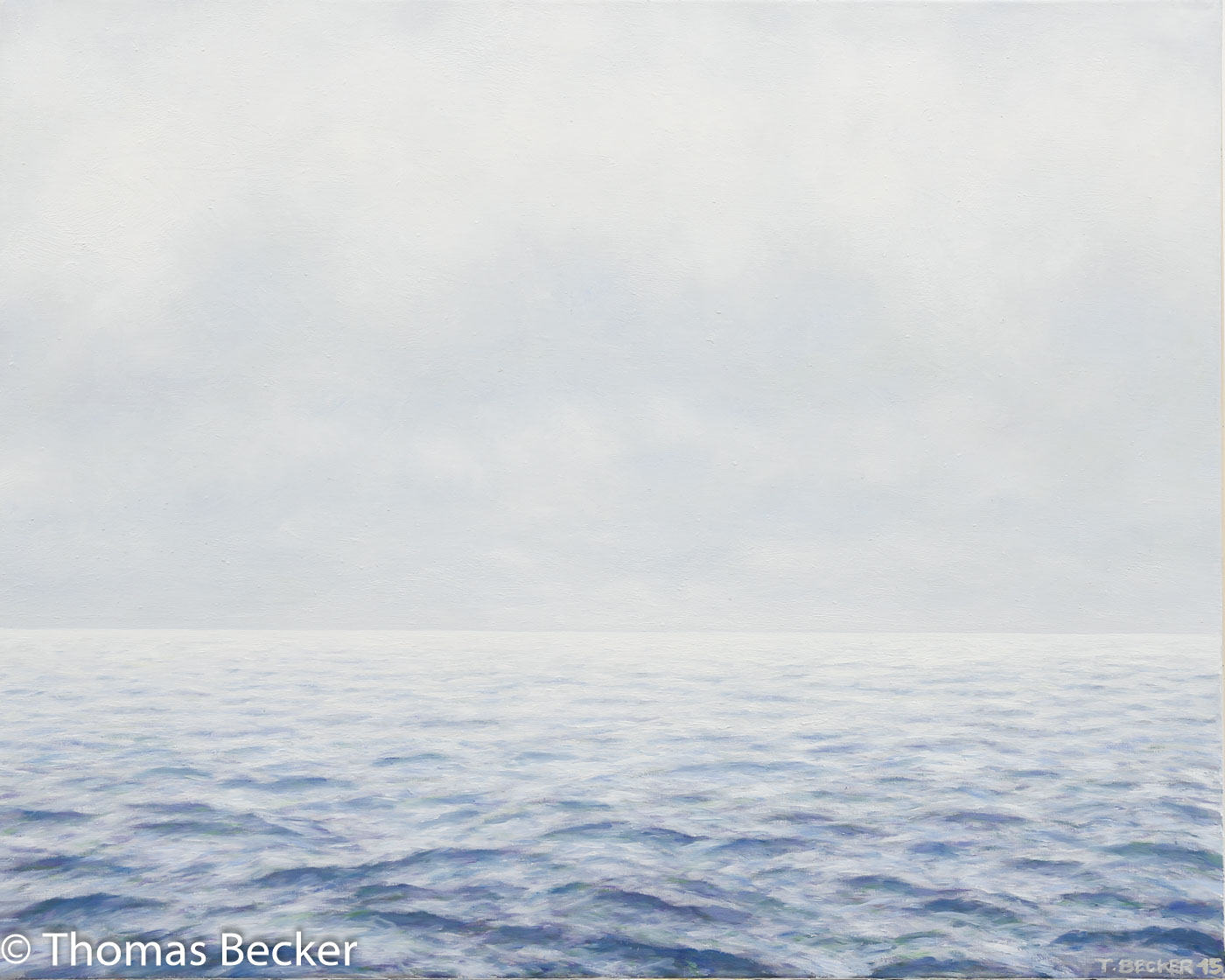 Gemälde mit offenem Meer unter bedecktem Himmel von Thomas Becker in hellen Weiß- Grau- und Blautönen.