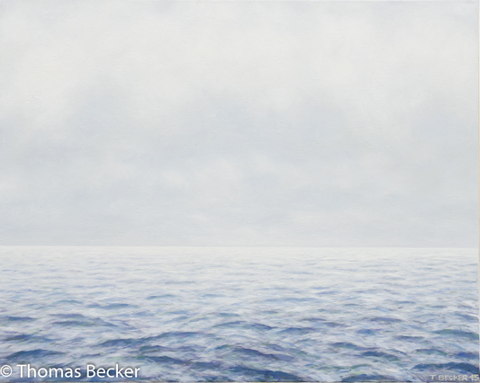 Gemälde mit offenem Meer unter bedecktem Himmel von Thomas Becker in hellen Weiß- Grau- und Blautönen.